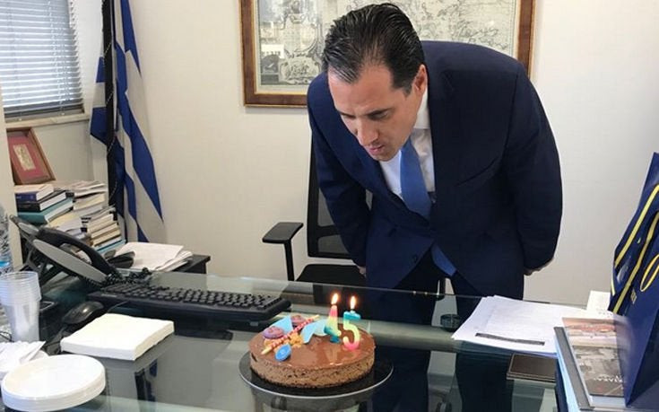 Η τούρτα-έκπληξη για τα γενέθλια του Άδωνι Γεωργιάδη -Κλείνει σήμερα τα 45